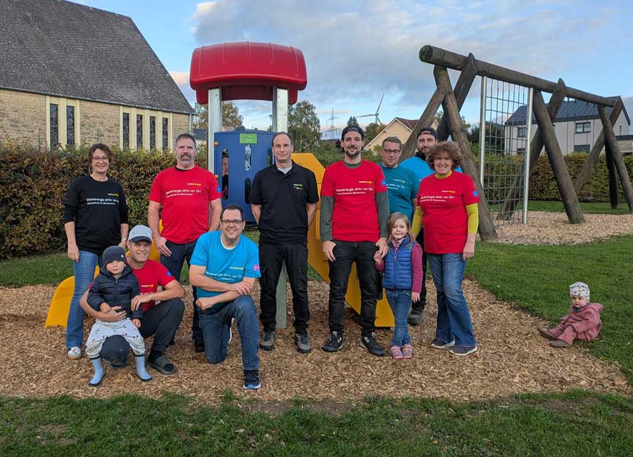 Übergabe der Kleinkindrutsche durch Ortsbürgermeisterin Rita Wirtz, Westnetz-Pate Daniel Hoor und das ehrenamtliche Team (es fehlt Marion Bohr) an die Kinder.