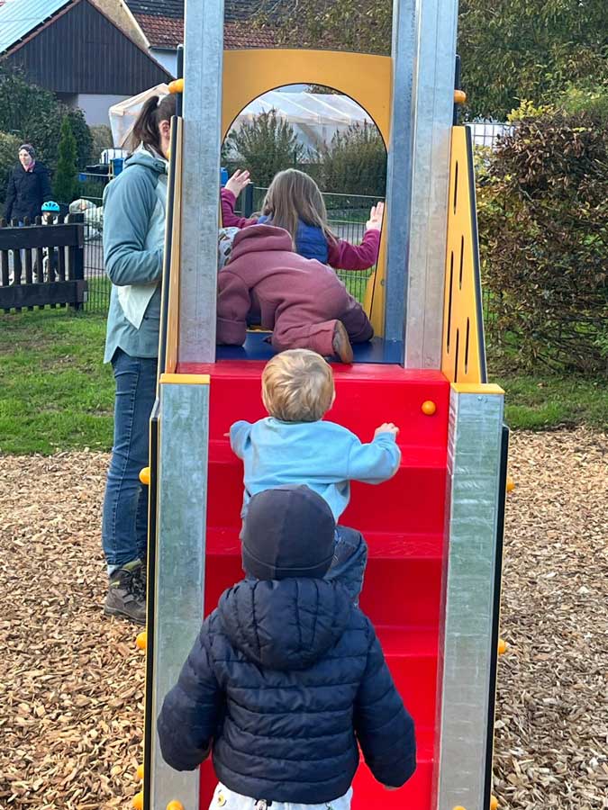 Übergabe der Kleinkindrutsche durch Ortsbürgermeisterin Rita Wirtz, Westnetz-Pate Daniel Hoor und das ehrenamtliche Team (es fehlt Marion Bohr) an die Kinder.