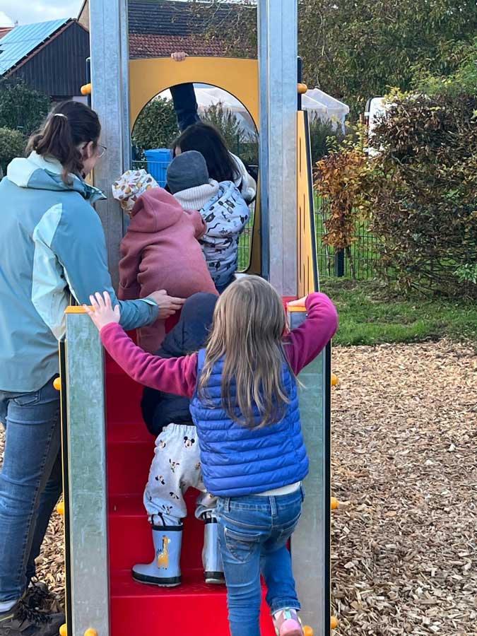 Übergabe der Kleinkindrutsche durch Ortsbürgermeisterin Rita Wirtz, Westnetz-Pate Daniel Hoor und das ehrenamtliche Team (es fehlt Marion Bohr) an die Kinder.