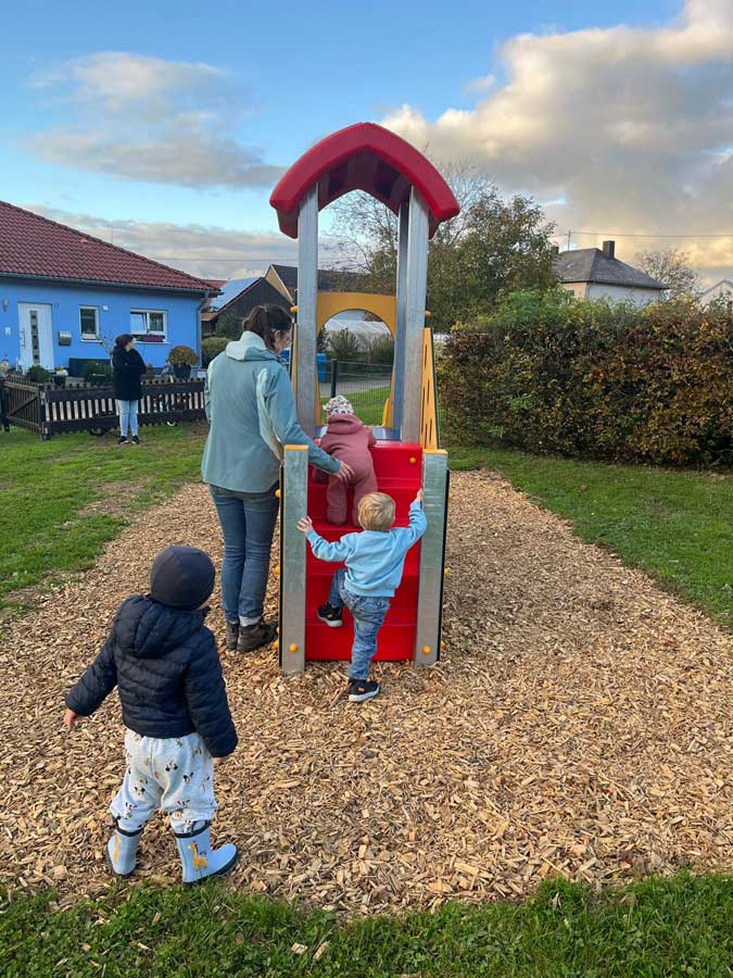Übergabe der Kleinkindrutsche durch Ortsbürgermeisterin Rita Wirtz, Westnetz-Pate Daniel Hoor und das ehrenamtliche Team (es fehlt Marion Bohr) an die Kinder.
