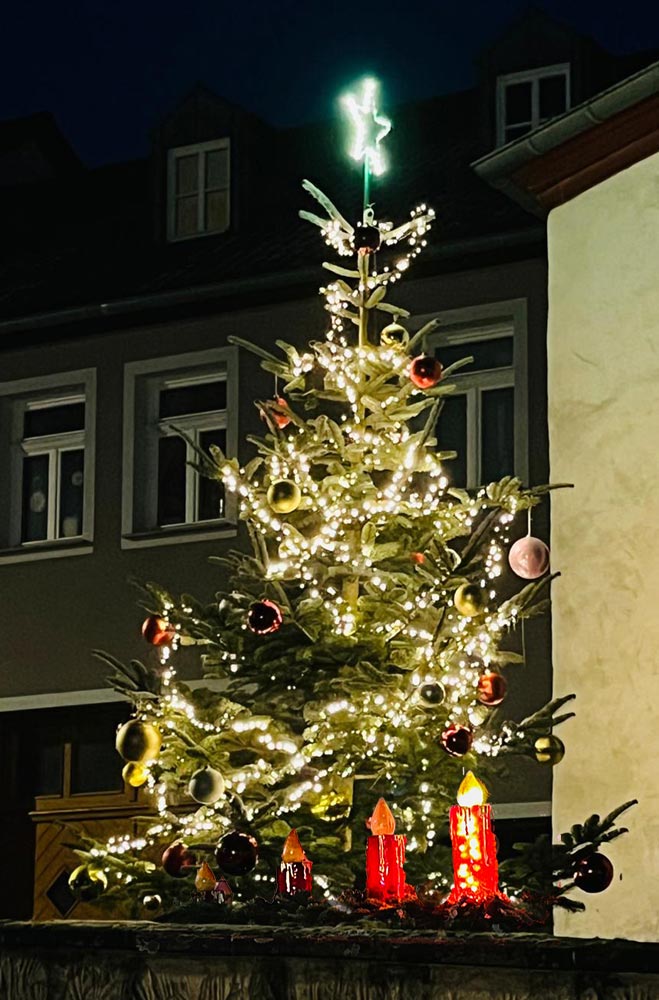 Der Gilzemer Weihnachtsbaum 2024 mit Adventskerzen bei der alten Kapelle